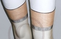 Vintage goldfarbene US Nylonstrümpfe mit schwarzem Streifen