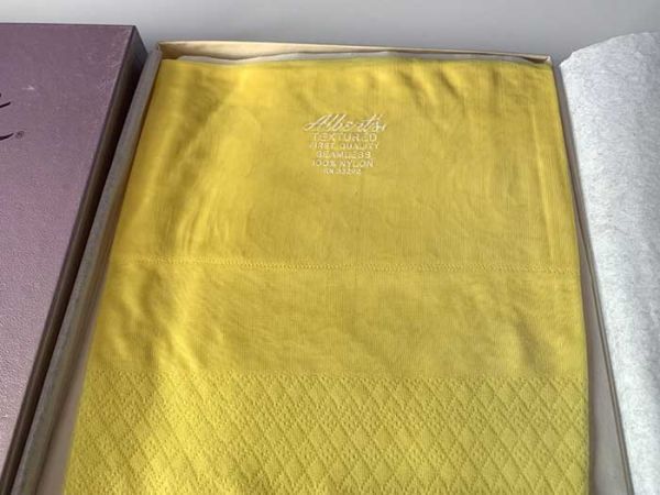 Alberts Duchess Yellow Textured US Stockings Sz 9,5 S