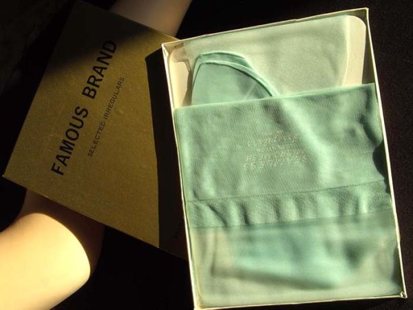 Famous Brand Vintage Nylonstrümpfe Blue Grass Grün Nylons